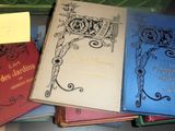 plusieurs livres sont empilés sur une table