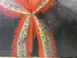 un tableau représentant une femme en robe rouge avec un nœud rouge