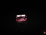 l'image d'un diamant rose dans l'obscurité