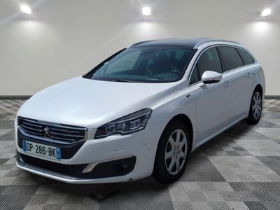 la voiture blanche est garée sur un carrelage à carreaux