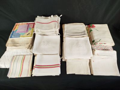 de nombreux types de serviettes de table sur la table