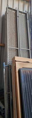 de nombreux types différents de panneaux solaires dans un entrepôt