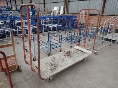 de nombreux chariots entreposés dans un entrepôt