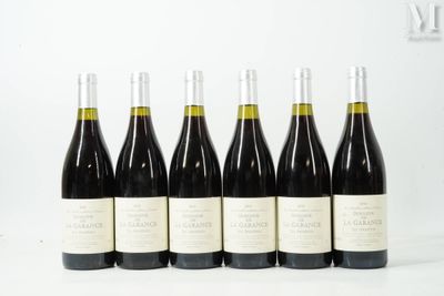 six bouteilles de vin sont alignées dans une rangée