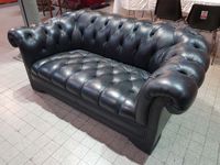 Mobilier de salon type "Chesterfield" en cuir noir capitonné… (photo 6)