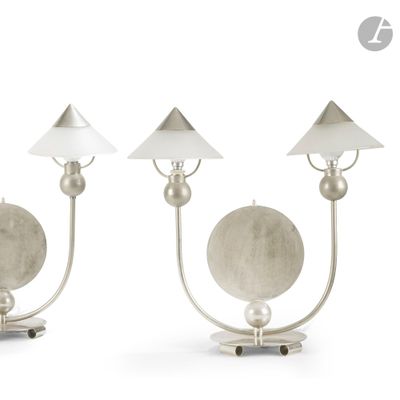 deux lampes de table en métal argenté, chacune dotée d'un abat-jour blanc