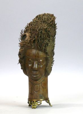 Sculpture en racine de bambou d’un visage féminin, les racin…