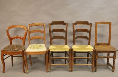 Cinq chaises dépareillées dont une paire à assises paillées.