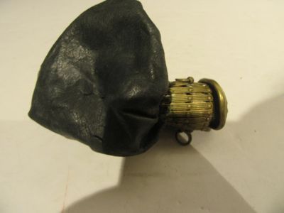un gros plan d'un objet noir et doré posé sur une surface blanche