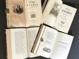 quatre livres ouverts posés les uns à côté des autres sur une table