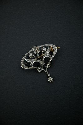 Broche florale en deux tons d’or 18K 750 millièmes sertie de…