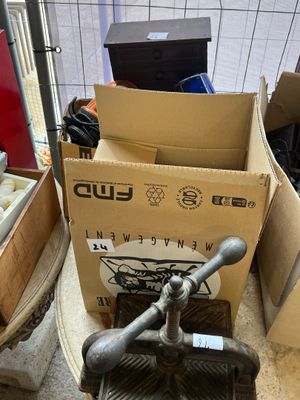 de nombreux cartons remplis d'objets posés les uns à côté des autres sur le sol