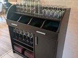 un bar sur lequel sont posés de nombreux verres