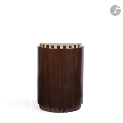 un gros plan d'une table en bois avec un plateau en verre