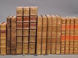 un grand nombre de vieux livres empilés les uns sur les autres