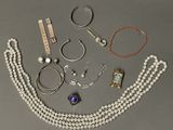 beaucoup de bijoux posés ensemble sur la table