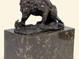 statue de lion sur un socle de marbre sur fond blanc