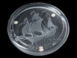 l'image d'une pièce de monnaie sur laquelle figure un bateau, sur fond noir