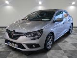 la voiture argentée est garée sur un sol en damier dans le garage