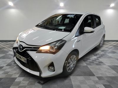 la toyota yaris blanche est garée sur un carrelage à carreaux