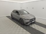 SUV Mercedes GLA dans un garage au sol en damier