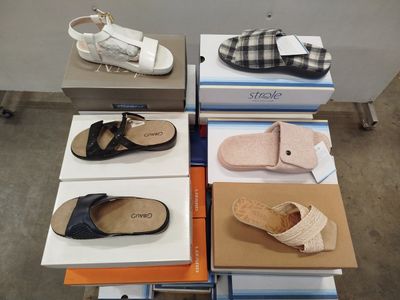 de nombreuses paires de sandales exposées sur une table