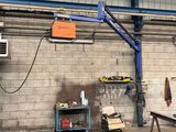 une photo d'un garage avec un établi et une grue