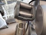 une machine posée sur une table dans une pièce