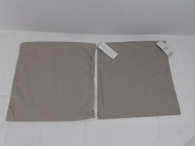 les deux morceaux de tissu sont pliés sur une surface blanche
