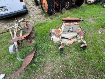 un tracteur garé dans l'herbe à côté d'autres véhicules
