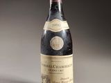 une bouteille de vin posée sur une table
