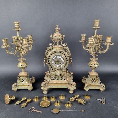 de nombreux types d'horloges et de bougies sur la table