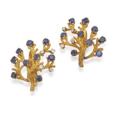 une paire de boucles d'oreilles en saphir et diamant