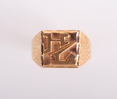 une image représentant une bague en or sur laquelle figure un train