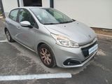 la voiture est garée sur le parking devant le bâtiment