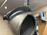 une pomme de douche argentée suspendue au plafond dans une salle de bains