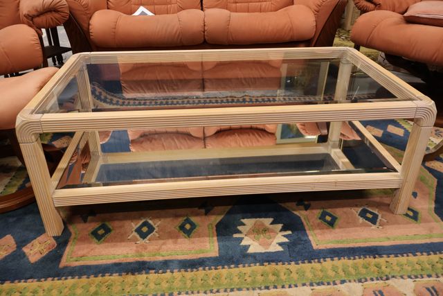 Table basse moderne, plateau et tablette d’entrejambe en verre. H...
