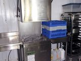 une cuisine équipée de nombreux appareils électroménagers en inox