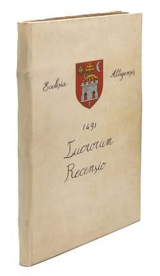 un vieux livre orné d'un blason et sur lequel figure un blason