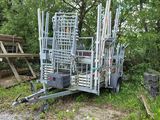 une remorque chargée de chaises dans les bois