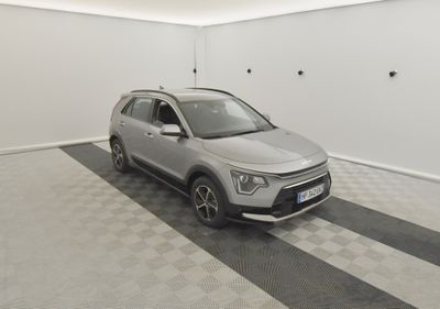 la voiture est garée dans le garage sur le sol en damier