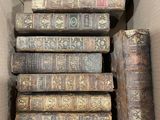 de nombreux livres anciens rassemblés dans une boîte en carton