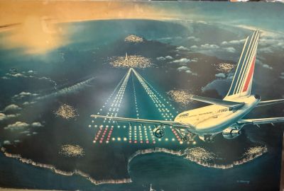 une photo d'un tableau représentant un avion survolant un pont