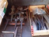de nombreux outils divers rangés dans une caisse en bois posée par terre