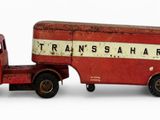 un camion miniature posé à côté d'un autre camion miniature