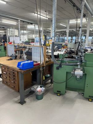 de nombreuses machines qui se trouvent dans une grande salle