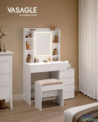 une photo d'une chambre à coucher avec une coiffeuse et un miroir