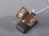 l'image d'une bague en or surmontée d'un diamant