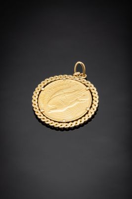 un pendentif en forme de pièce d'or sur lequel est représenté le visage d'une femme