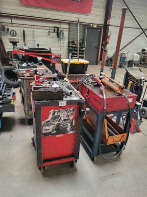 de nombreux types d'équipements de soudage dans un garage